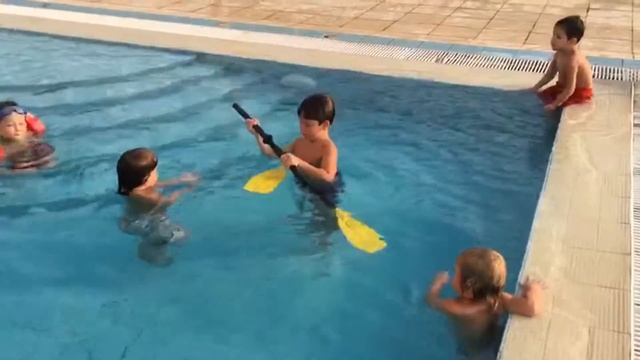 Младший сын Исмагила Шангареева хулиганит в бассейне