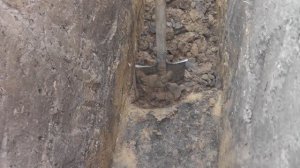 Глина в траншее под ленточный фундамент, чем опасна и можно ли на ней строить дом или лучше убрать?