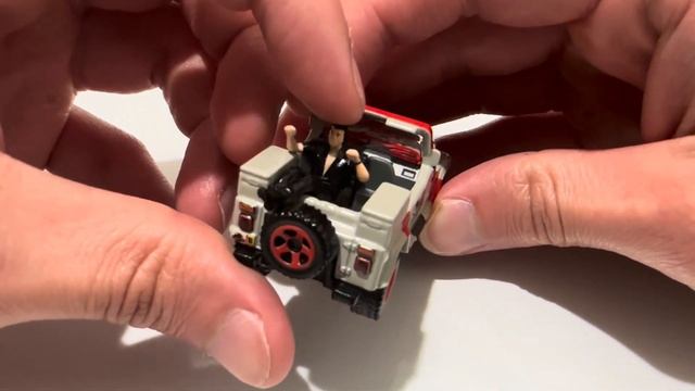Hot Wheels Jurassic Park Jeep Wrangler & Dr. Ian Malcom (2023 SDCC Exclusive!) смотреть онлайн