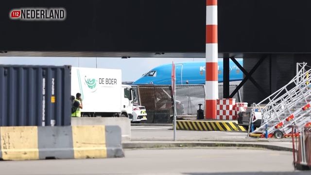 Persoon komt in draaiende vliegtuigmotor KLM en overlijdt смотреть онлайн