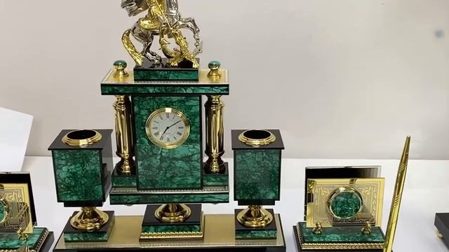 Настольный набор для руководителя из малахита "Георгий Победоносец" 900*350*625 мм Арт.: 3330288-к смотреть онлайн