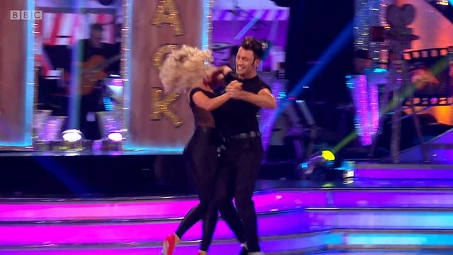Faye Tozer & Giovanni Pernice Quickstep to 'You’re The One That I Want' - BBC Strictly 2018 смотреть онлайн