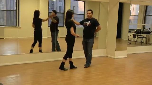 Salsa On2 - Beginner Turn Pattern - Hammerlock w/Wrist Circle смотреть онлайн