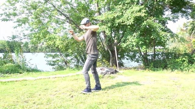 Leon Turetsky dancing in the park (Salsa/Cha Cha) смотреть онлайн