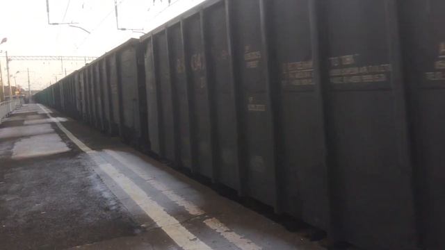 ВЛ11М-229Б с приветливой бригадой и грузовым поездом смотреть онлайн