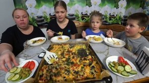 мукбанг картофельная запеканка. в составе-1, Андрей заболел