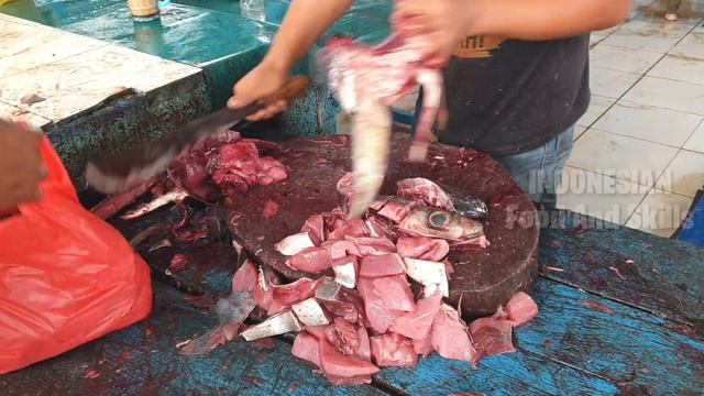 Amazing tuna cutting skills by Master tuna cutter in market смотреть онлайн