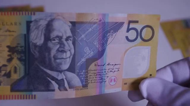 Polymer note grading Australian $50 bank note. Turn on sub titles for annotations. смотреть онлайн