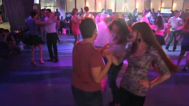 Salsa con 2 mujeres @ Salsa de Luna (12.4.2013) смотреть онлайн
