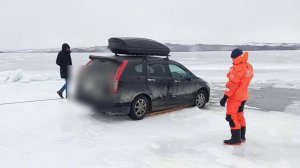 Автомобиль с тремя детьми провалился под лед на Байкале