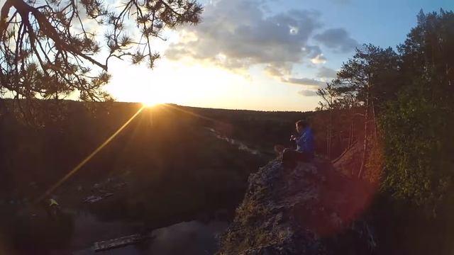 Ужин на скале во время заката