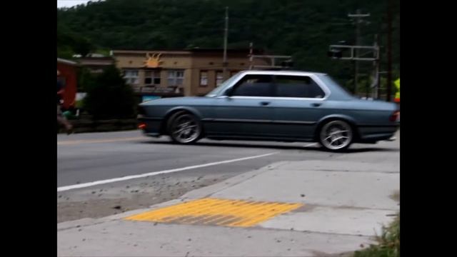 The vintage BMW cruise 2022 leaving the car show смотреть онлайн