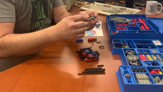 Building a LEGO Robot from the ‘90s смотреть онлайн