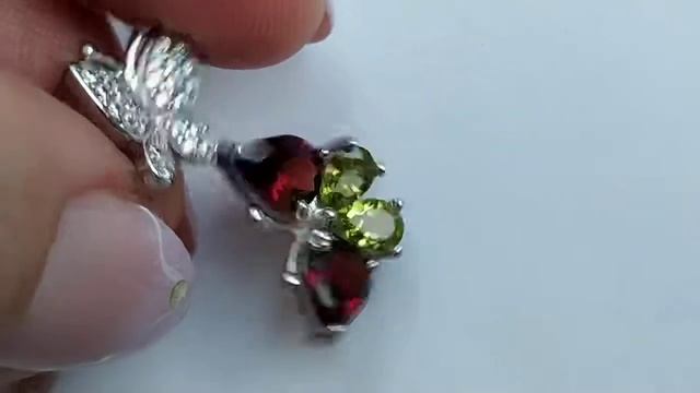 Подвеска с гранатами 8х6 мм и хризолитами 6х4 мм