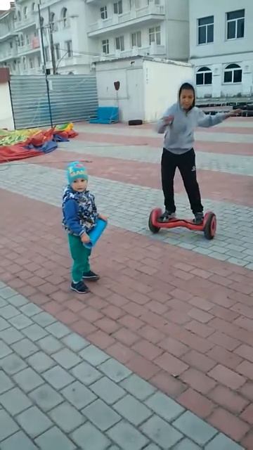 Прогулка. Детки танцуют. Никита и Костя. Новая игрушка. Гироскутер. Грибы. Тигр. 06.10.17 смотреть онлайн