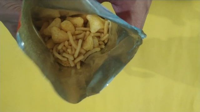 Double Mixture Free Gift Inside | Instant Snacks Review | #Short смотреть онлайн