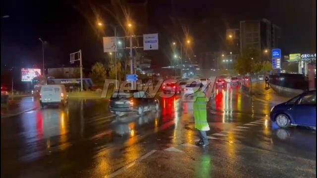 Trafik i rënduar prej reshjeve të shiut dhe fluksit të makinave, normalizohet situata në kryeqytet смотреть онлайн