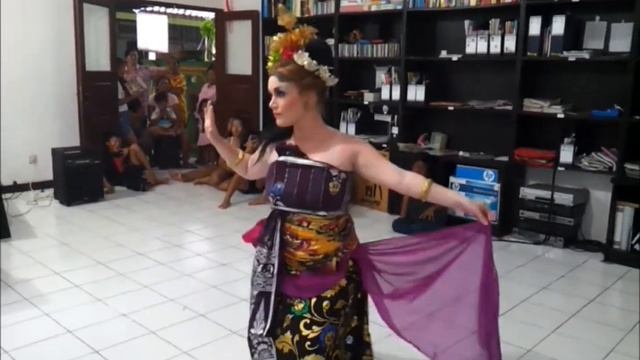 Sisa op Reis - Bali 2012 | Tari Puspanjali (Malou) смотреть онлайн