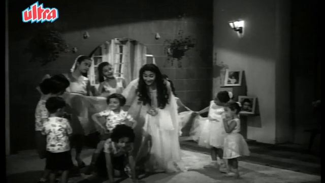 Chuk Chuk Rail Chali - Nutan, Asha Bhosle, Sone Ki Chidiya Song