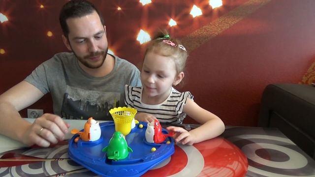 Челлендж. Игра с дельфинчиками. София играет с папой. Entertainment for Kids смотреть онлайн