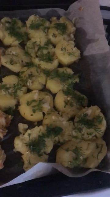 Постный ужин почти готов🥘 капустные котлеты и картофель в духовке 😊