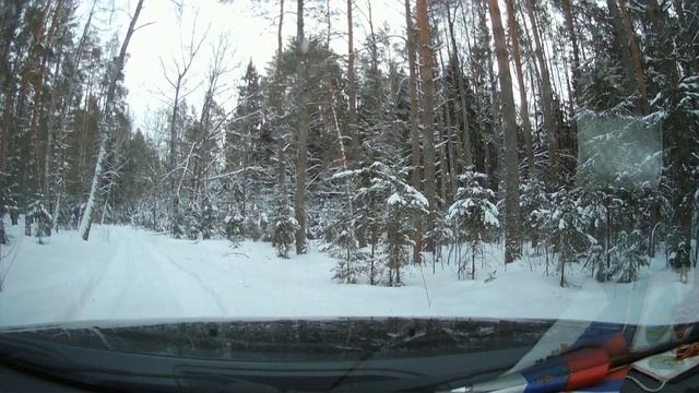 Толкаем туда-сюда и откапываем свой Дастер 2, застрявший в сугробе, соскользнув с дороги. смотреть онлайн