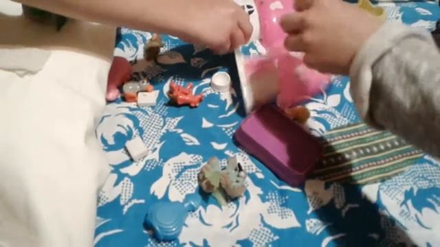 Играем в маленьких котят. Play in small cats. смотреть онлайн