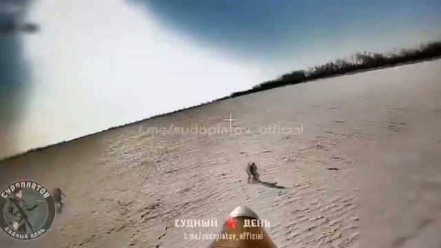 оператор ВС РФ хотел уничтожить машину, заметил внутри гражданских кивнул им и увел дрон в сторону смотреть онлайн