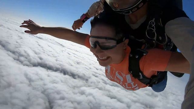 Tandem Skydiving Candra form Livingston, Texas смотреть онлайн