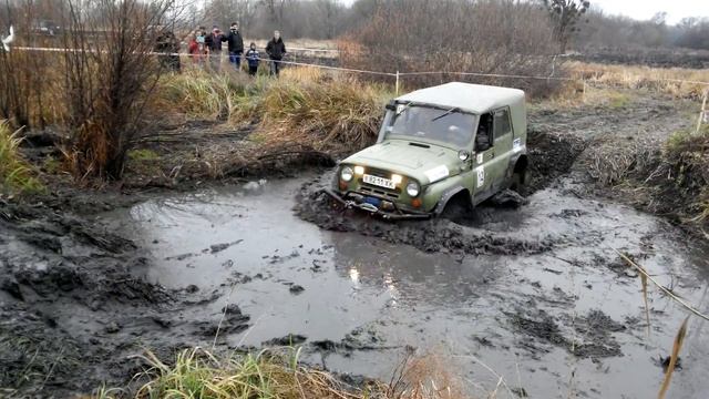 УАЗ в грязи смотреть онлайн