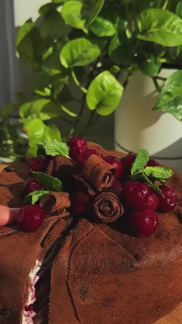 Как приготовить шоколадно-вишневый блинный торт с нежной текстурой