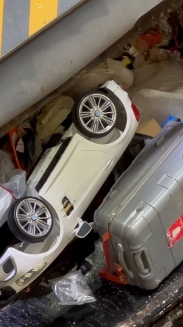 Garbage Truck CRUSHES MERCEDES-BENZ #shorts смотреть онлайн