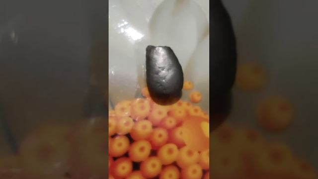 Черный алмаз с металлическим отблеском. Плотность 3,55. смотреть онлайн