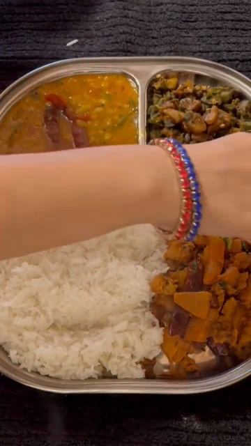 Toor dal fry , bhindi aloo ,kaddu ki sabji, plain rice, pickle #youtubeshorts #shortfeed#shortsvira смотреть онлайн
