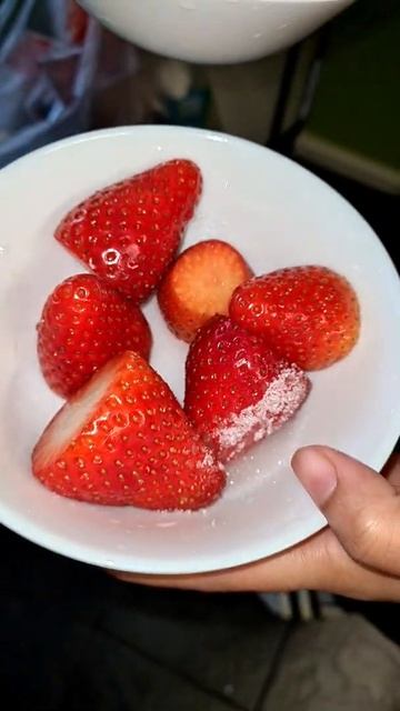 Fresh Strawberry 🍓 with sugar 😋 смотреть онлайн