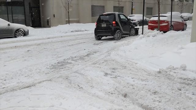 Plowing Montreal with an electric Smart смотреть онлайн