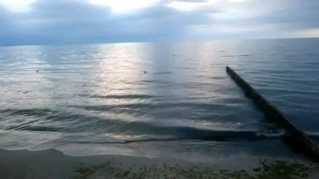 Берег Балтики. Зеленоградск. Вид с променада. смотреть онлайн