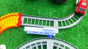 Машинки для детей | Кирилл собирает трассу и устраивает гонки