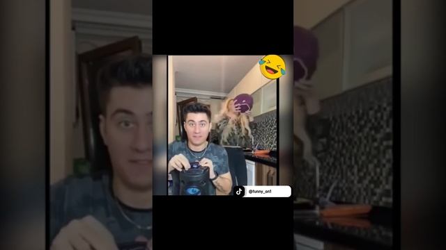 ПРАНК| НЕОЖИДАННЫЙ ИСПУГ😂😂😂 (НЕОЖИДАННО ВКЛЮЧИЛ ЗВУК НА ПОЛНУЮ ГРОМКОСТЬ)😂😂😂 РЖУ НЕ МОГУ😂#funny#юмо