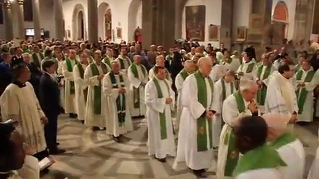 www.viterbotv.it IL CLERO ED I VESCOVI CHIARINELLI, BERNINI E ZADI ENTRANO SOLENNEMENTE IN BASILICA смотреть онлайн
