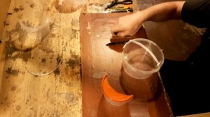 Изготовление кормушки для пчел из пластиковых ведерок.