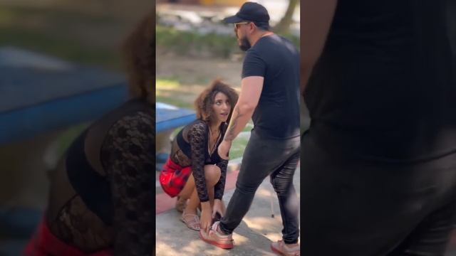 Девушка возбудилась от большого размера члена псевдослепого мужика и решила скорей отвезти его к себ