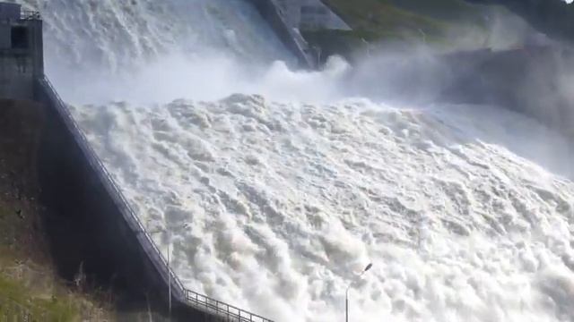 Сброс воды на СШГЭС смотреть онлайн