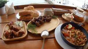 Первый день в Гурзуфе Нашли классное кафе Экскурсии в Гурзуфе Море Кофе в турке на песке