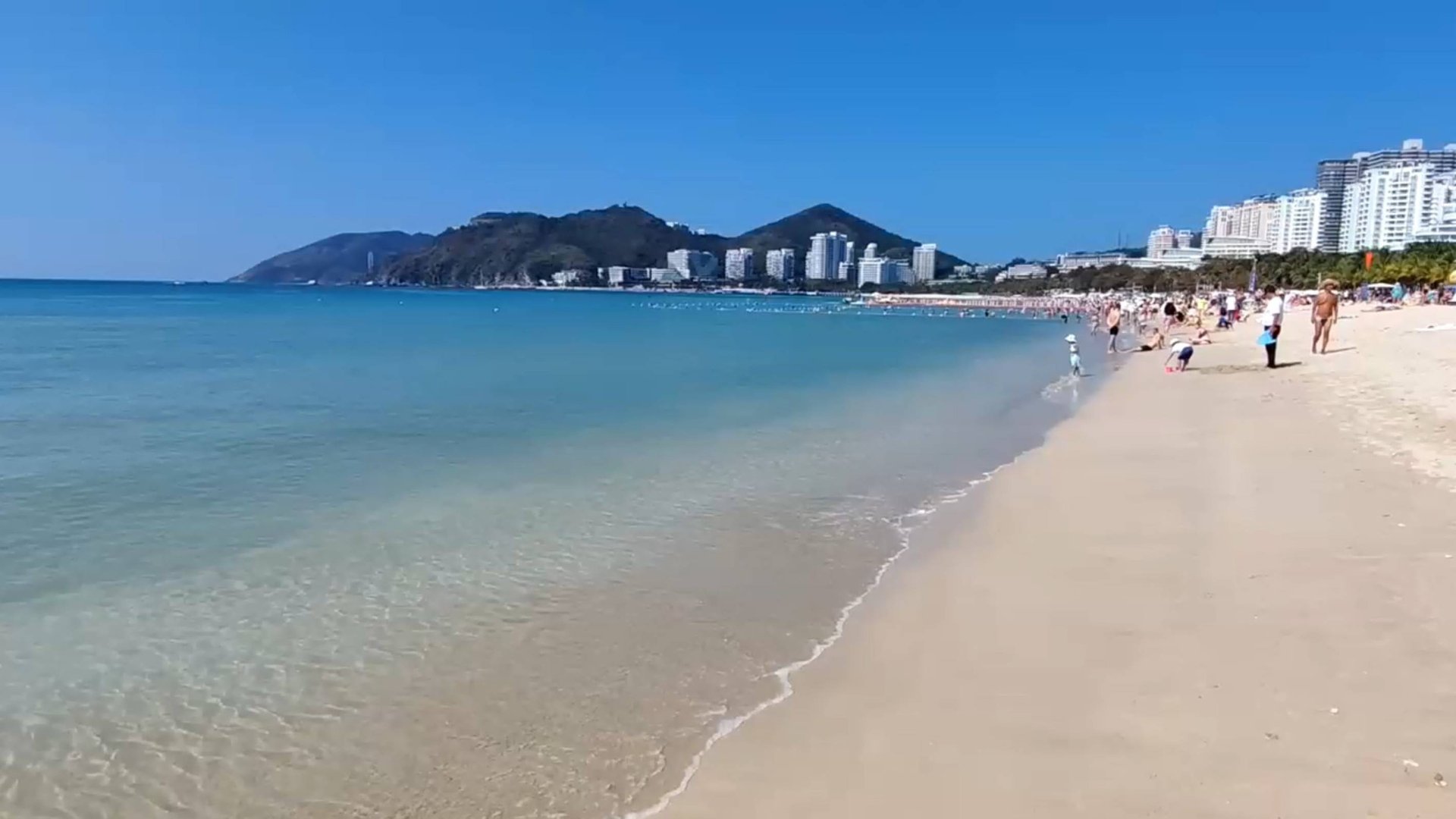 Санья.Дадунхай .Пляж и бассейн отеля Южный Китай 4*и рядом.Февраль 2025