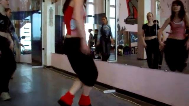 ЮЛЯ ПРЕПОДАЁТ ЖЕНСКУЮ ПЛАСТИКУ--КОМБИНАЦИЯ 1