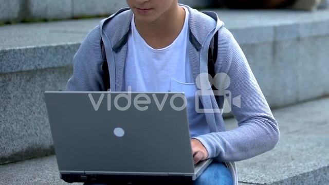Young male working on laptop outdoors, it genius or smart teenage hacker, app　中村暢孝 смотреть онлайн