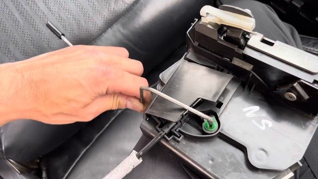 How to open the door on a R56 Mini Cooper that has jammed itself shut смотреть онлайн