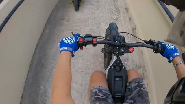 FIRST RIDE ON A 72v ELECTRIC MINI BIKE! смотреть онлайн