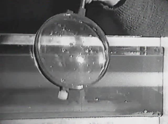 Физика. Опыты. Физическая оптика. Элементы геометрической оптики. Воздушная линза в жидкости смотреть онлайн